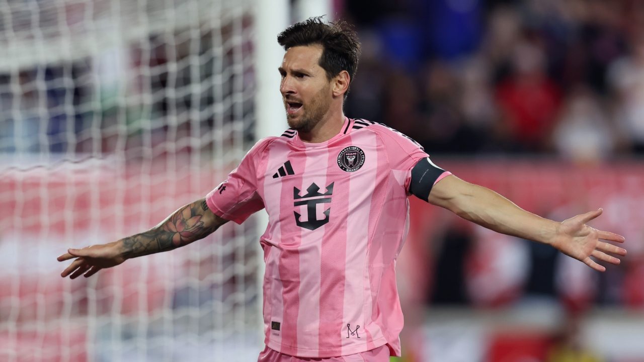 Messi supera il record di Cristiano Ronaldo, la sfida continua: Leo segna e inventa assist irreali
