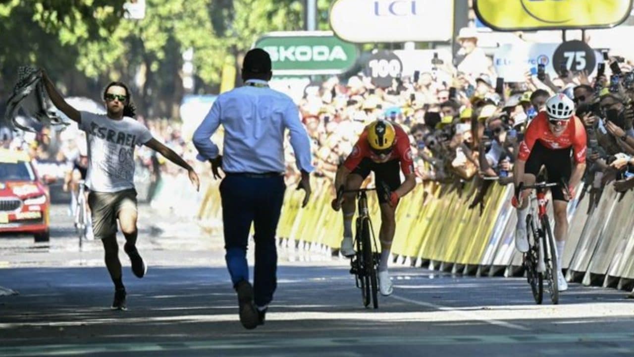 Invasore solitario al Tour de France: compare poco prima del traguardo, placcato dalla sicurezza