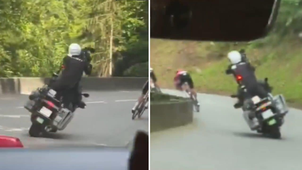 Cosa accade durante una gara di ciclismo: il cameraman sulla moto è un capolavoro d'equilibrismo puro