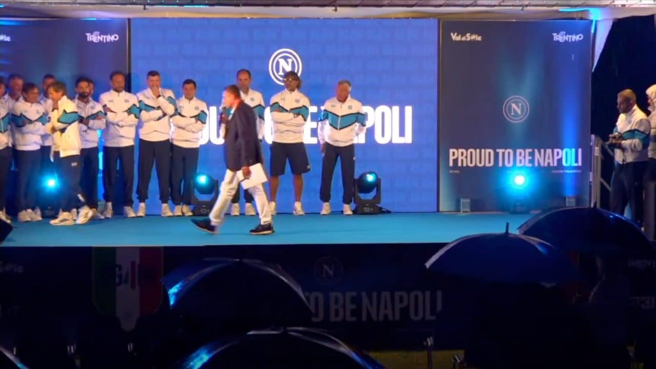 Animi tesi e proteste all'incontro tra Conte e lo staff tecnico del Napoli con i tifosi: "Ci scusiamo"
