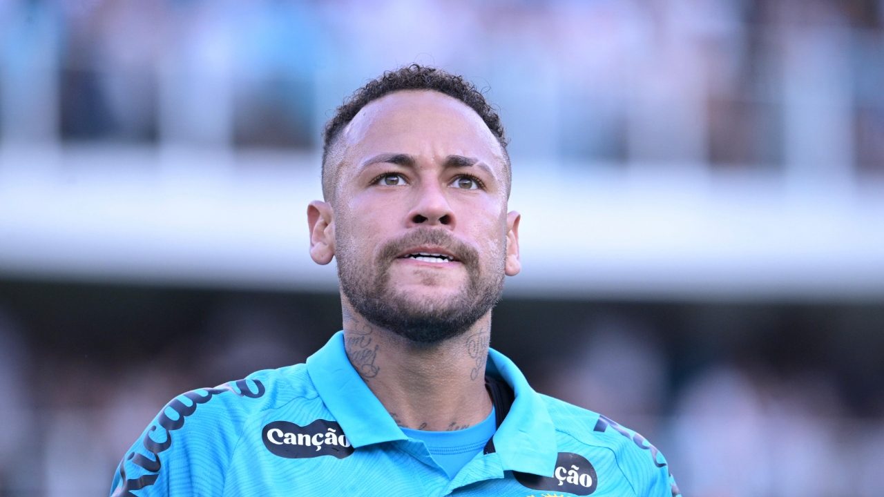 Un uomo è condannato a 17 anni di carcere: ha rubato un pallone autografato da Neymar