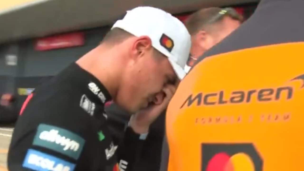 I festeggiamenti per la vittoria di Norris a Silverstone finiscono male: becca un colpo sul naso