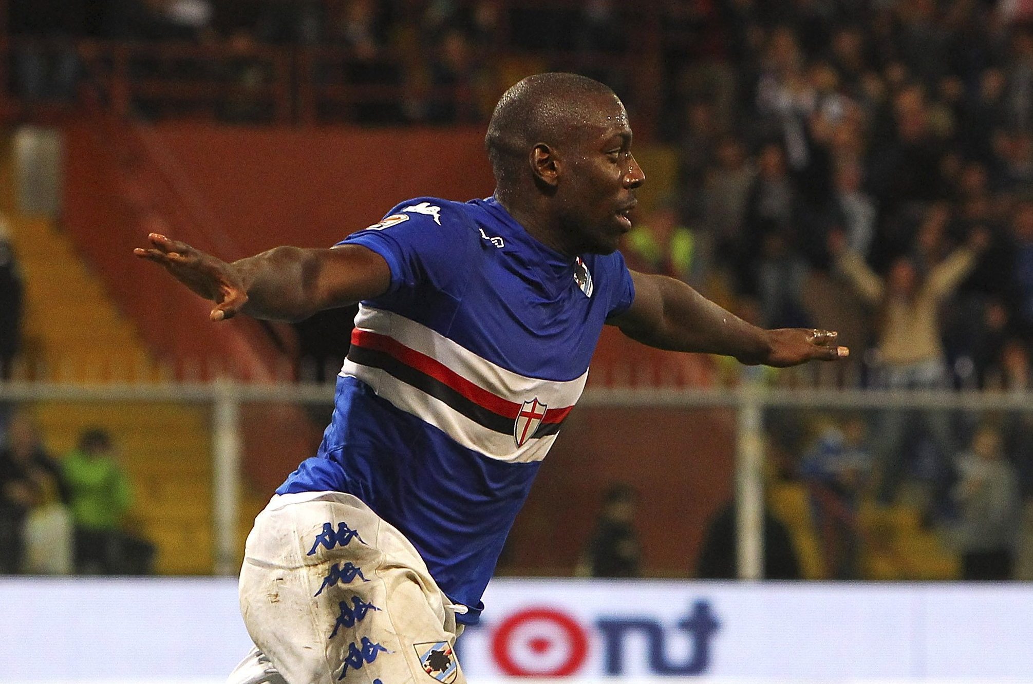 Okaka festeggia dopo aver segnato in un Sampdoria–Milan del 2014