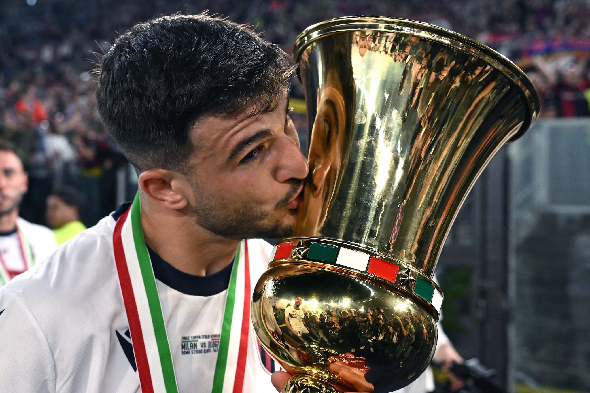 Riccardo Orsolini bacia la Coppa Italia vinta dal Bologna in finale sul Milan