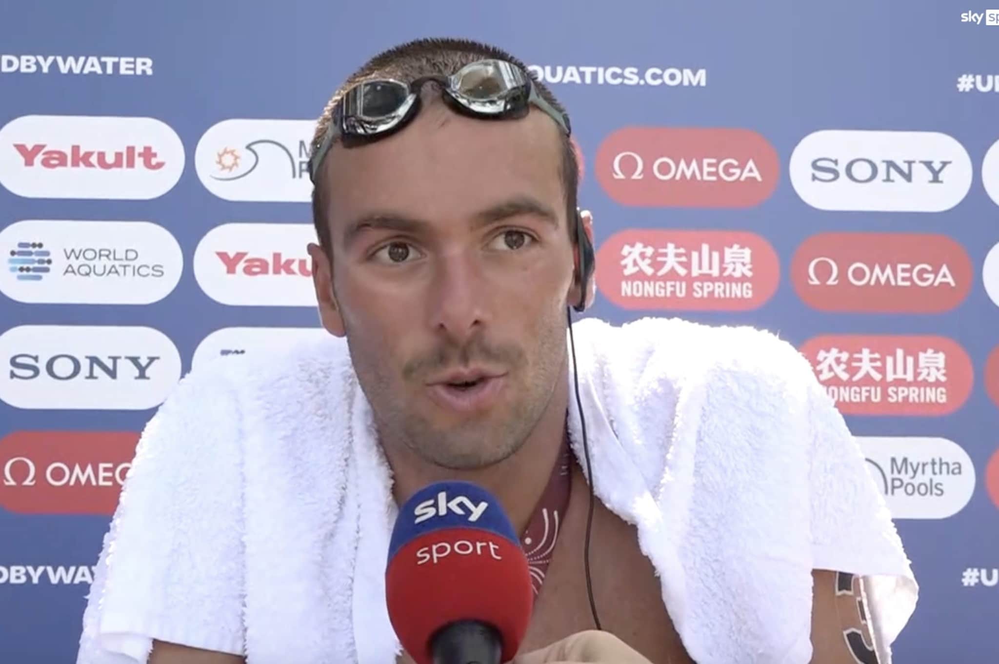 Paltrinieri ha vinto l'argento ai Mondiali di Singapore con una frattura al dito: "Ne ho altri 9"