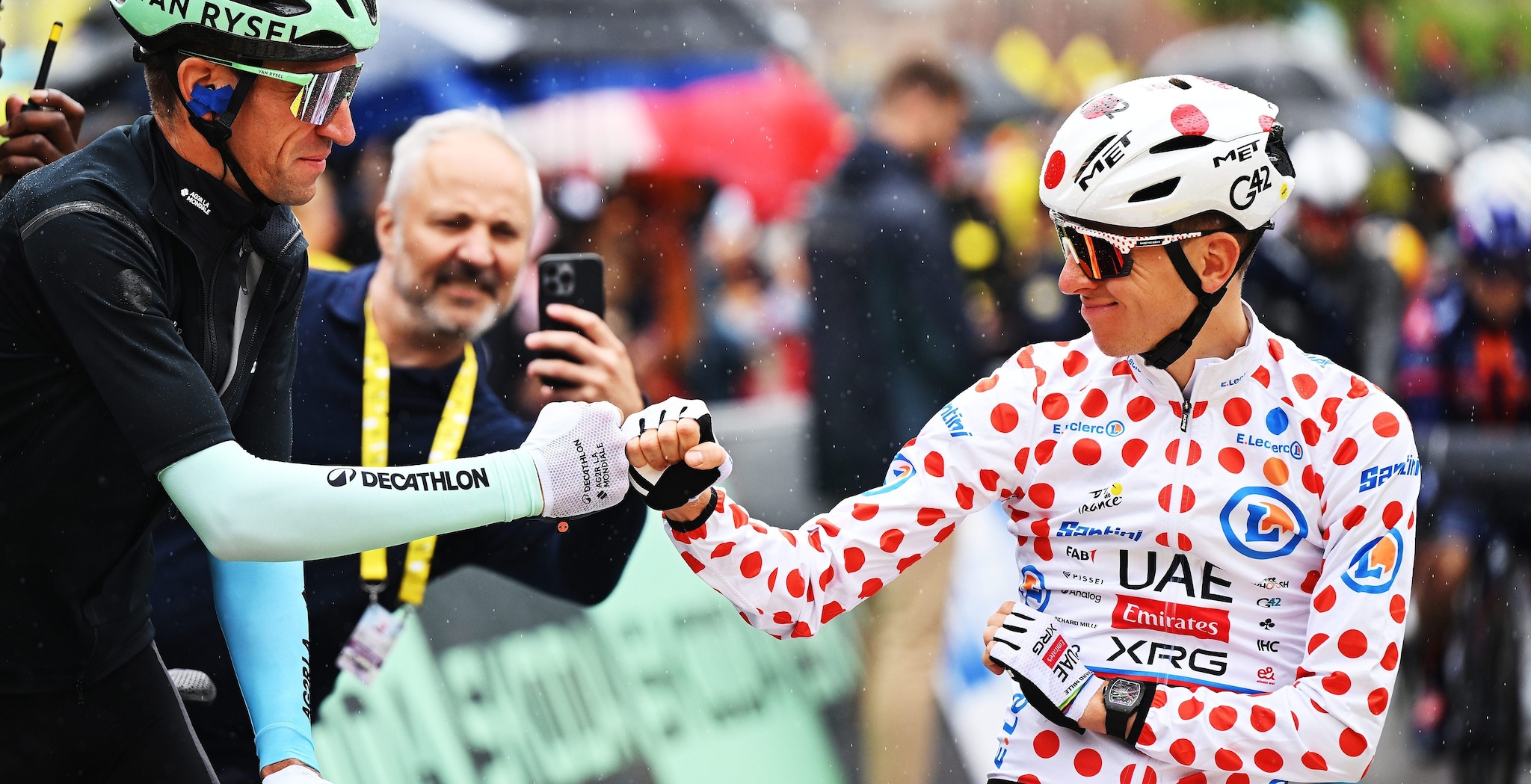 Pogacar perde apposta la maglia a pois al Tour: c'è uno strano motivo dietro la mossa a sorpresa