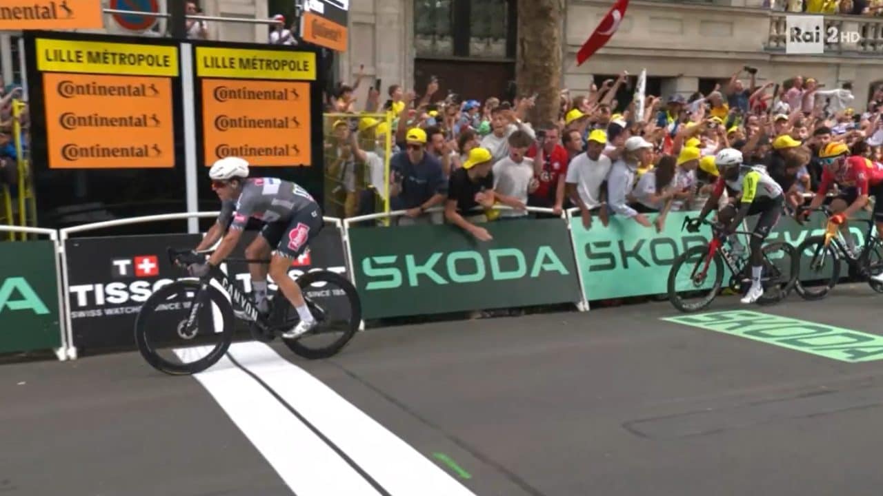 Philipsen vince la 1a folle tappa al Tour: Pogacar e Vingegaard staccano Evenepoel, Ganna si ritira