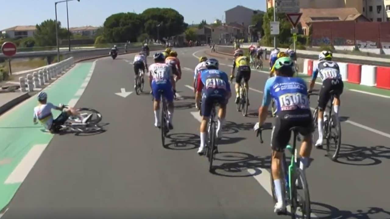 Brivido al Tour, Pogacar cade nel finale a Tolosa: Evenepoel e Vingegaard maestri di sportività