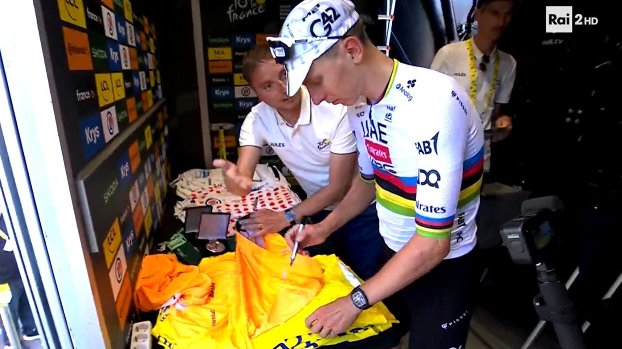 Clamoroso errore di Pogacar, firma la maglia gialla ma non può indossarla: è primo ma è di Van der Poel