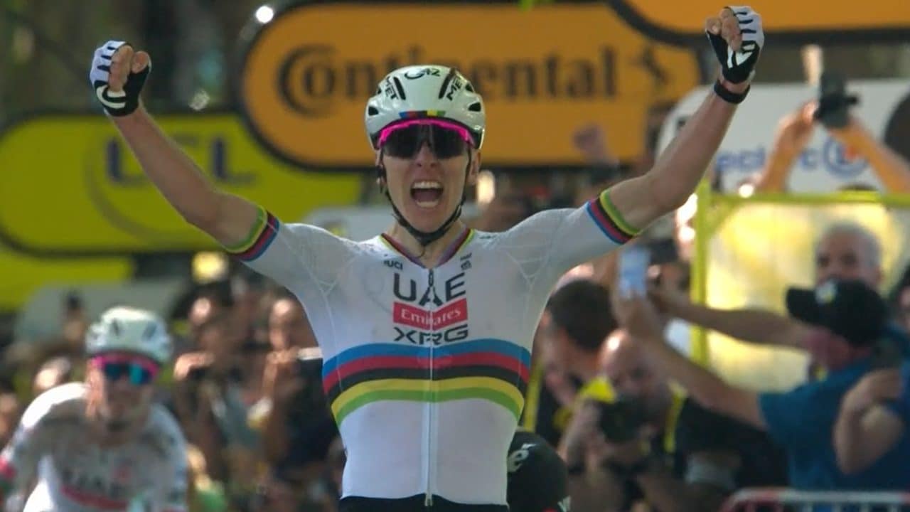 Pogacar straripante al Tour, volata perfetta per la vittoria numero 100: anche Van der Poel si inchina