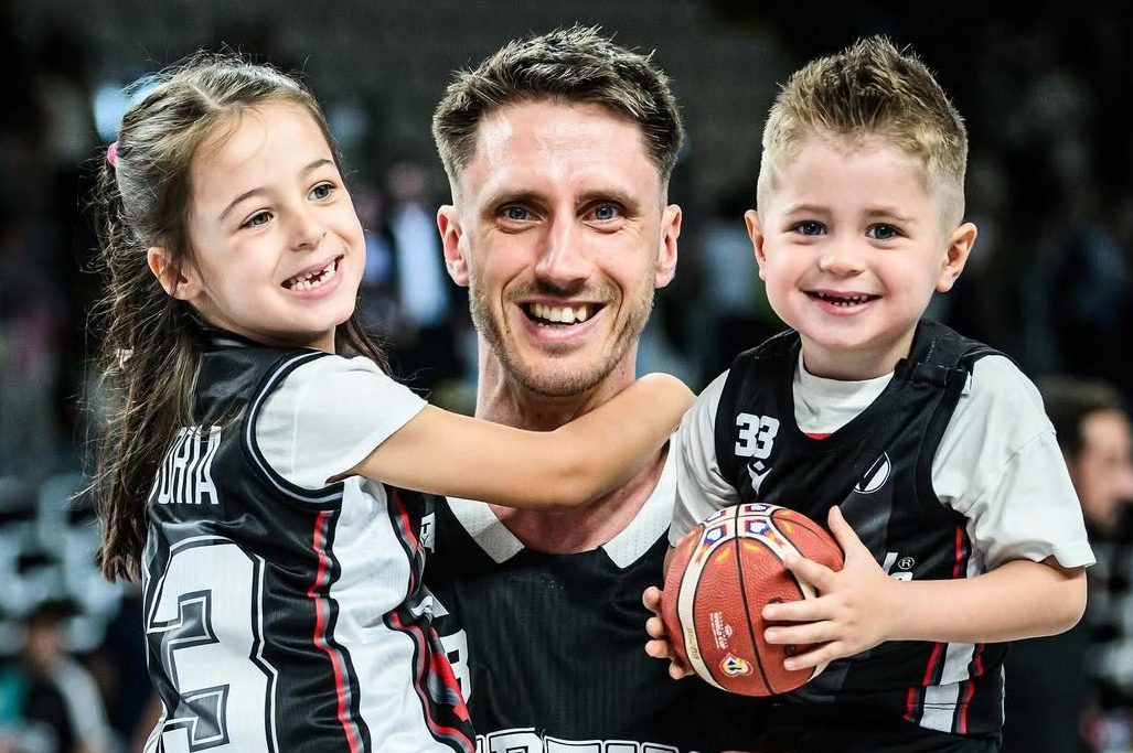 Polonara coi suoi due figli, Vitoria e Achille junior