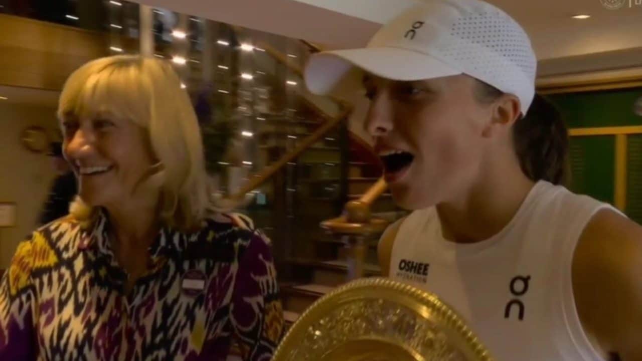 Iga Swiatek trionfa pure a Wimbledon: quando torna negli spogliatoi resta di stucco