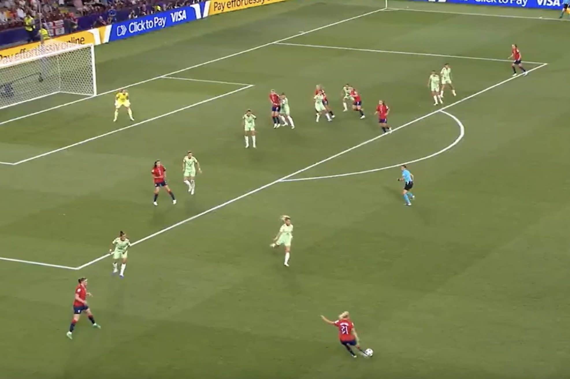 Perché il rigore assegnato a Hegerberg contro l'Italia non è un errore: la regola che nessuno conosce
