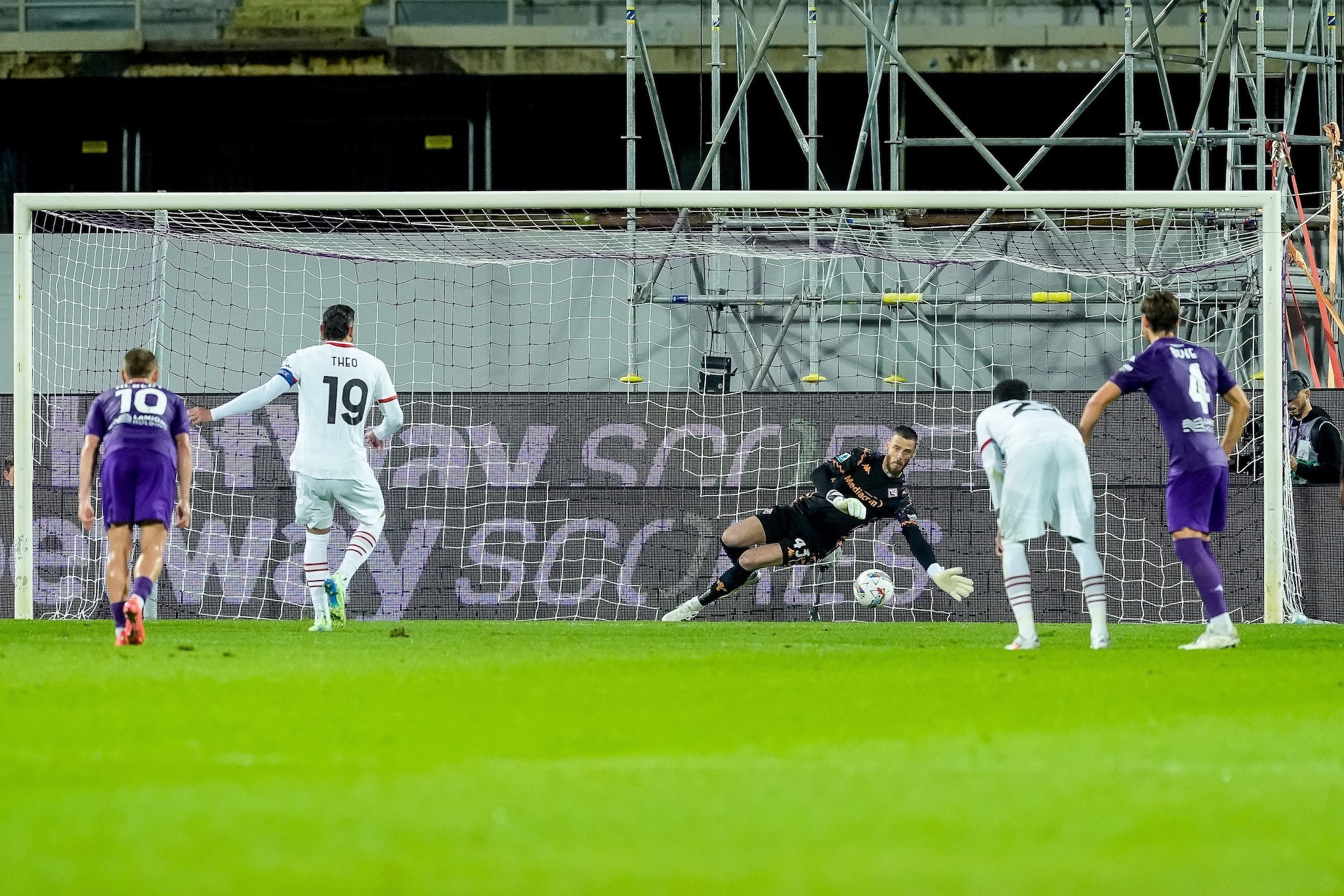 La nuova regola eliminerebbe la possibilità di ribattuta sul calcio di rigore parato