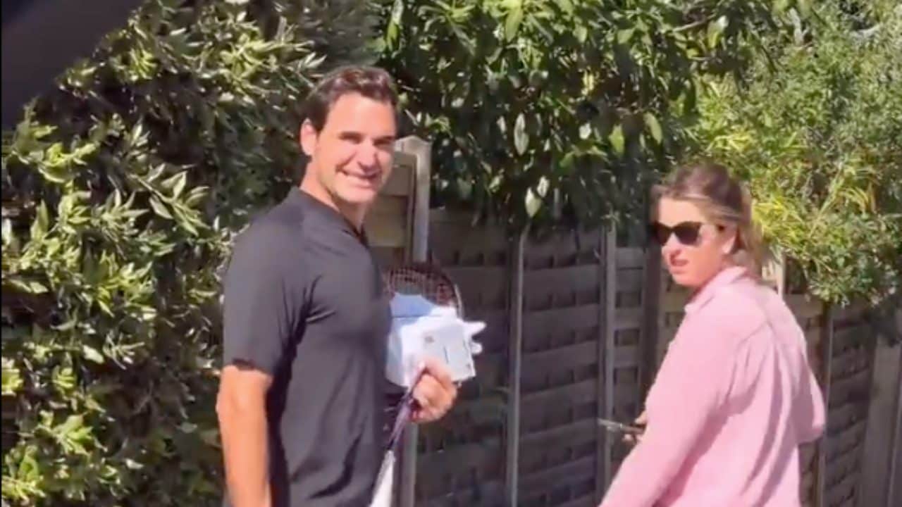 La reazione di Federer alla scomoda domanda di un tifoso su Sinner e Djokovic: interviene sua moglie