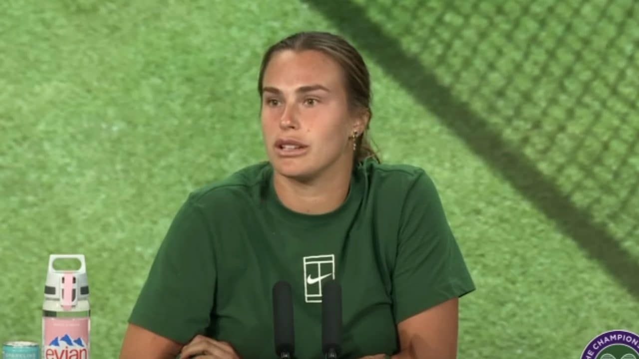 "Ve ne potete andare subito": Aryna Sabalenka arriva in conferenza e mette le cose in chiaro