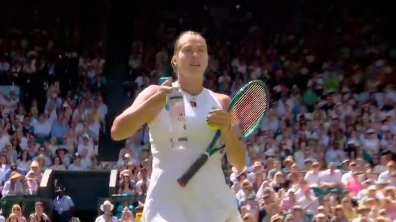 La semifinale di Wimbledon sospesa due volte per emergenza medica: Aryna Sabalenka accorre ad aiutare