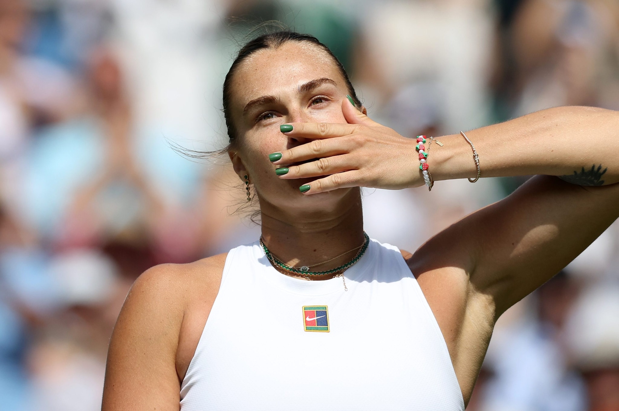 Aryna Sabalenka saluta il pubblico di Wimbledon dopo aver battuto la Bouzkova