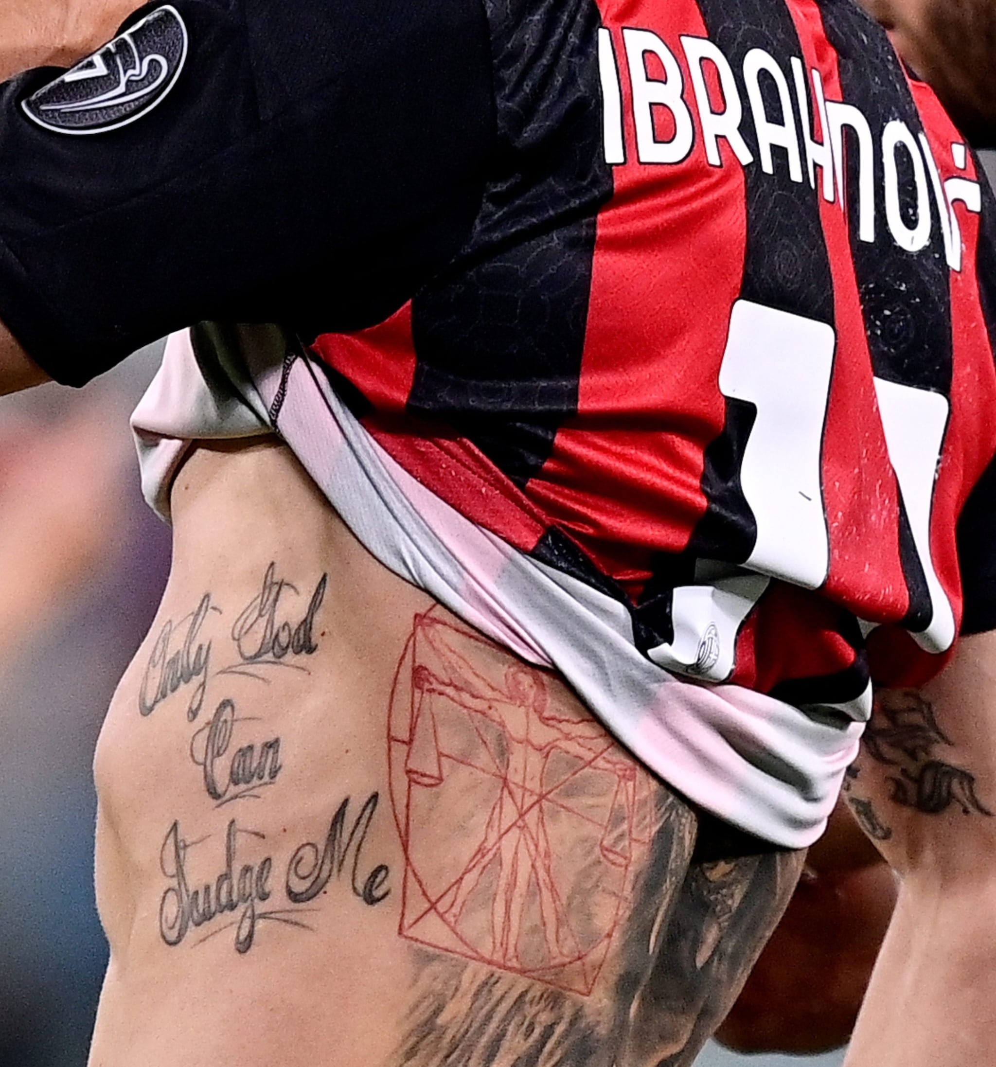 La scritta "Only God Can Judge Me" sul fianco sinistro di Ibrahimovic