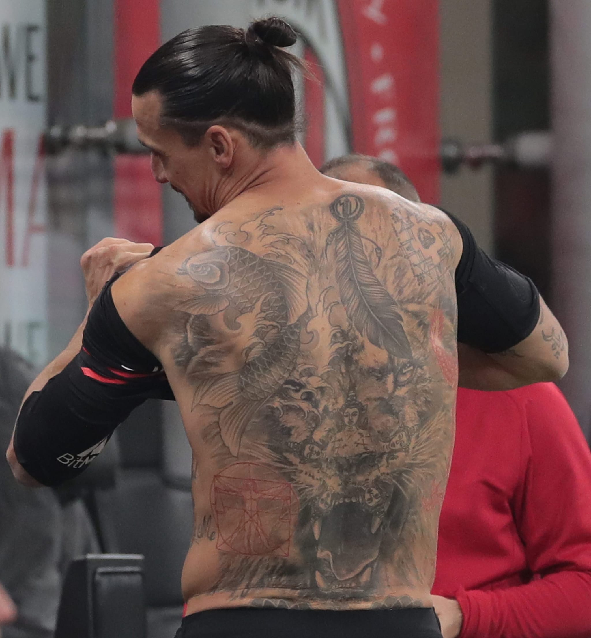 La schiena completamente coperta di tatuaggi di Zlatan Ibrahimovic