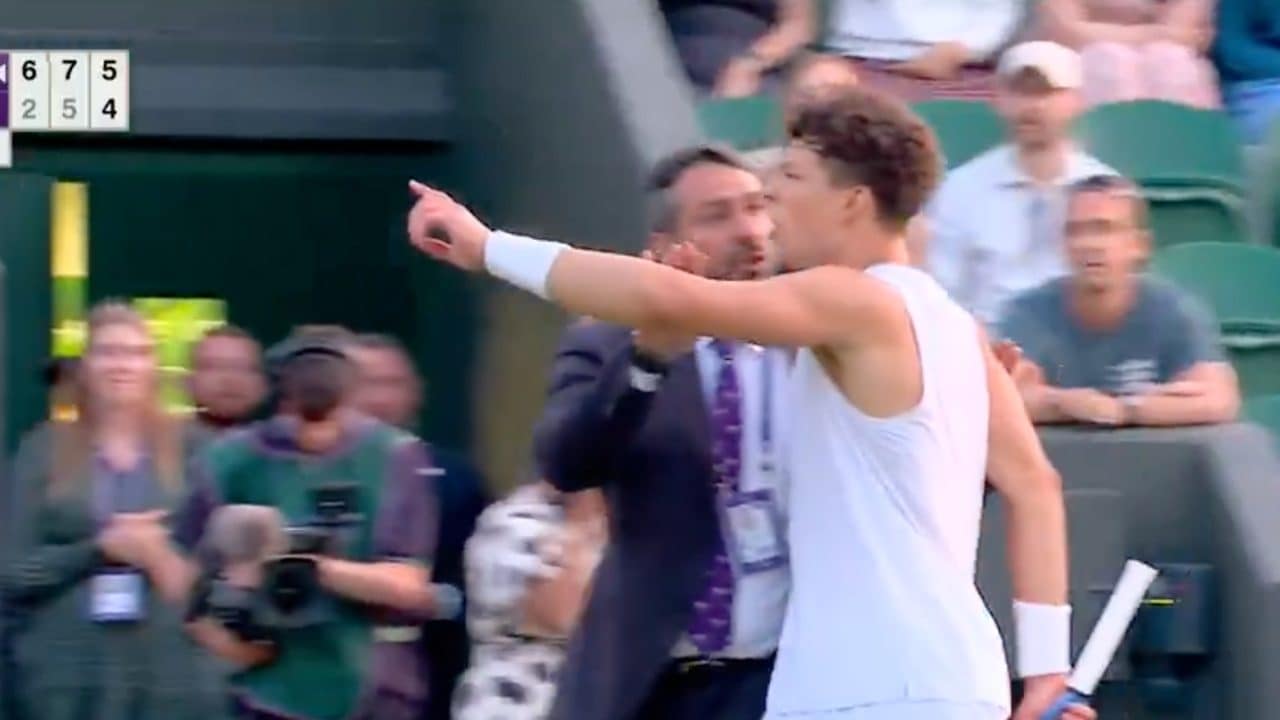 Shelton è una furia a Wimbledon, ma l'arbitro è inflessibile e applica la regola sull'oscurità