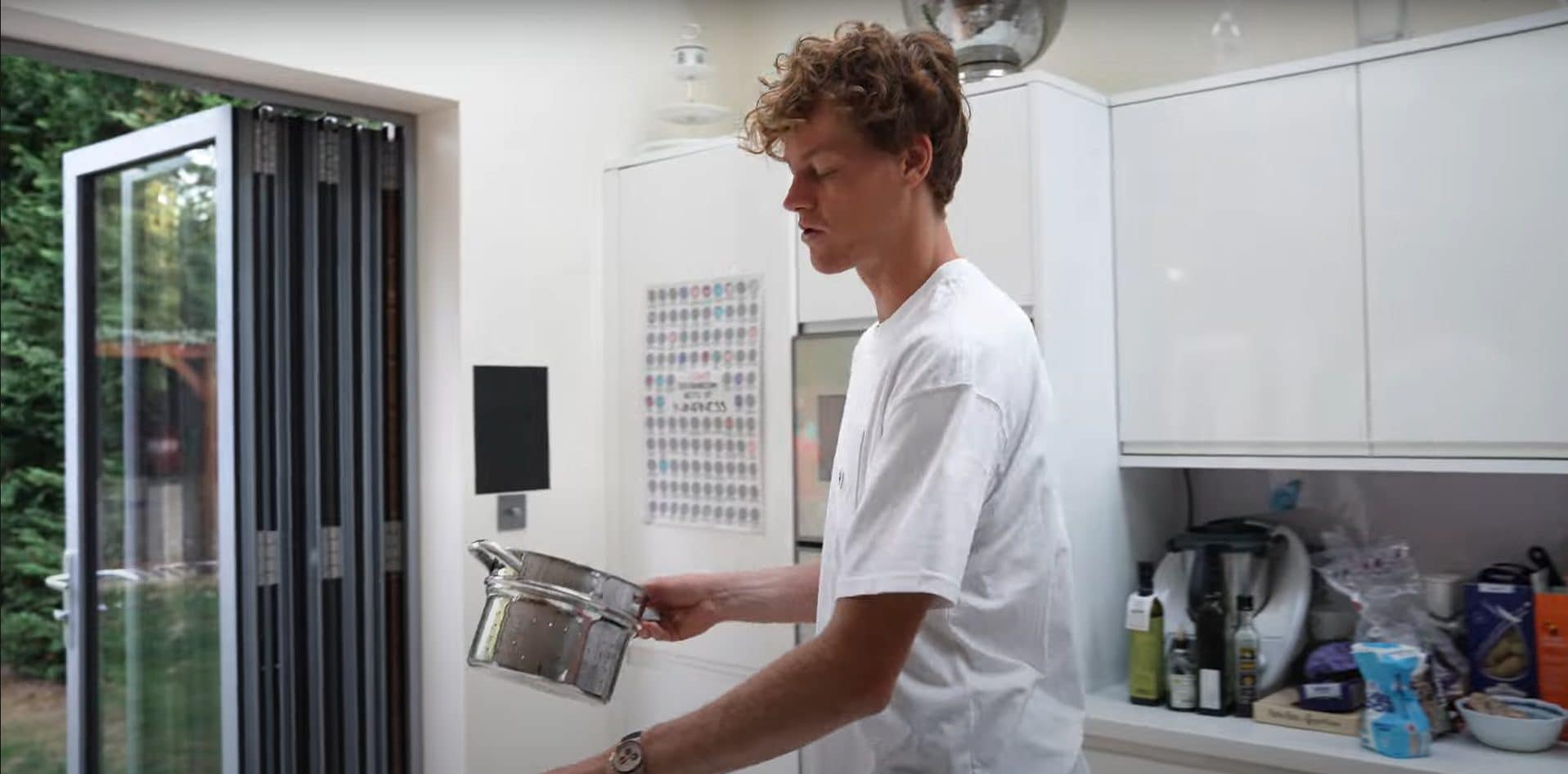 Jannik Sinner è a suo agio con le pentole in cucina