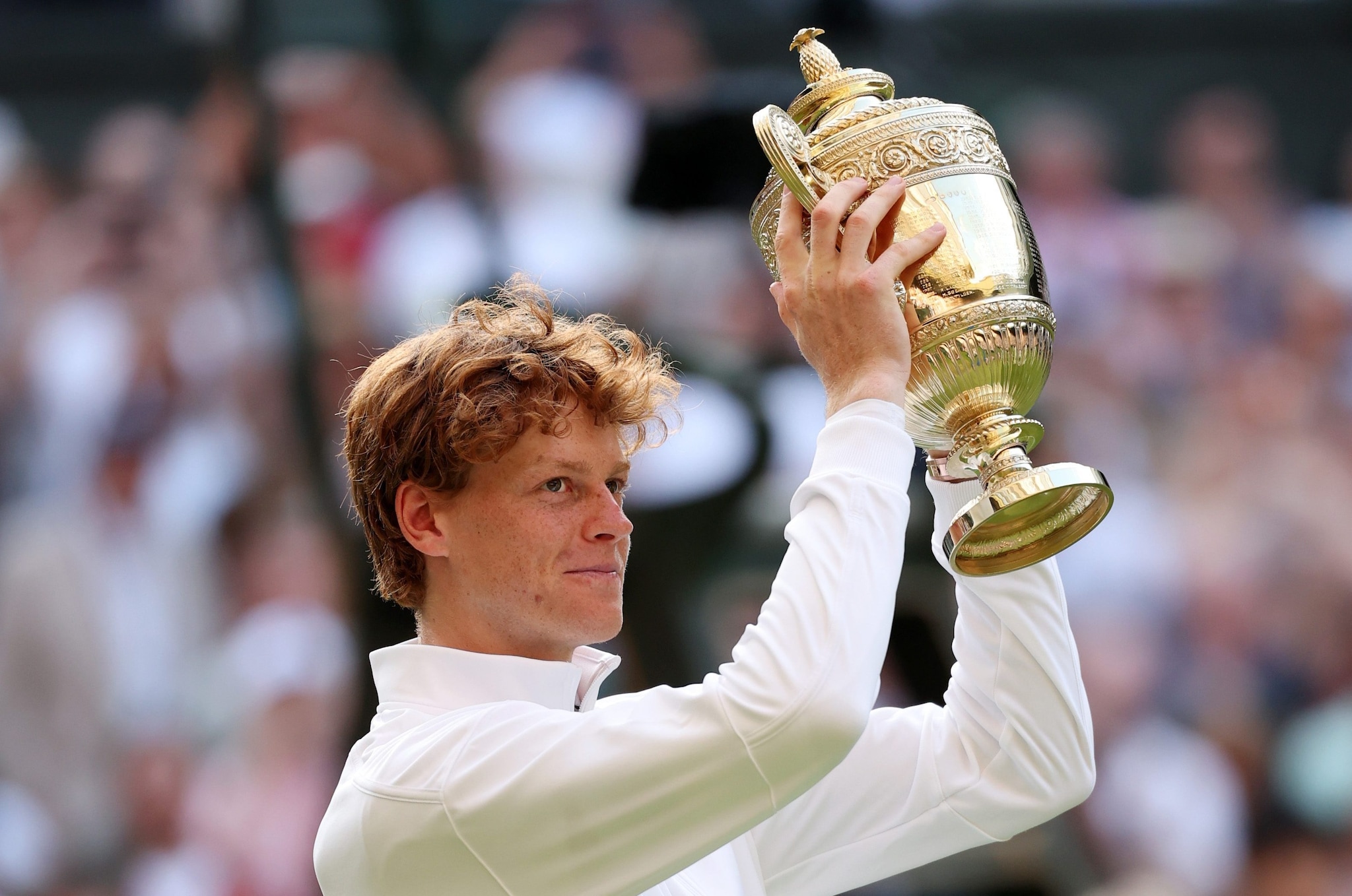 Jannik Sinner solleva il trofeo di Wimbledon: è stato il primo italiano a vincerlo