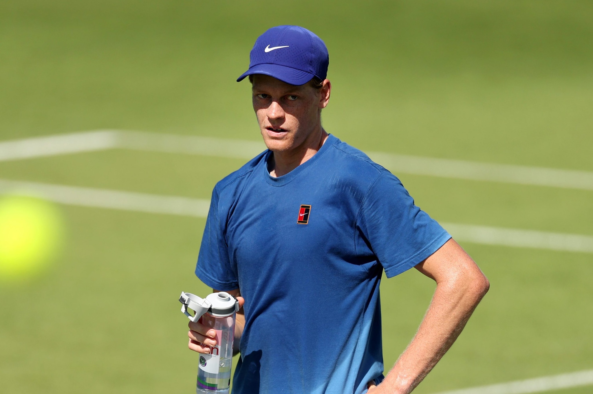 Jannik Sinner in allenamento in questi giorni a Wimbledon