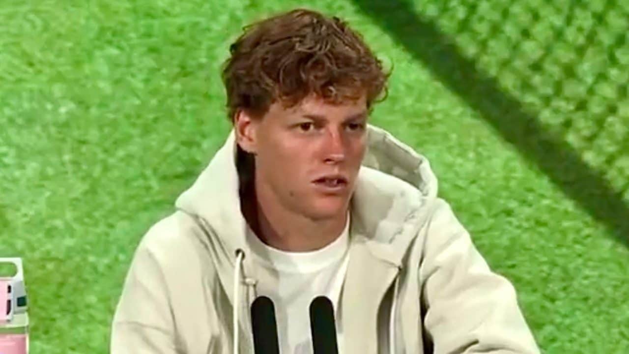 Sinner pungolato a Wimbledon: “Ma era necessario tanto mistero?”. Jannik ha la risposta pronta