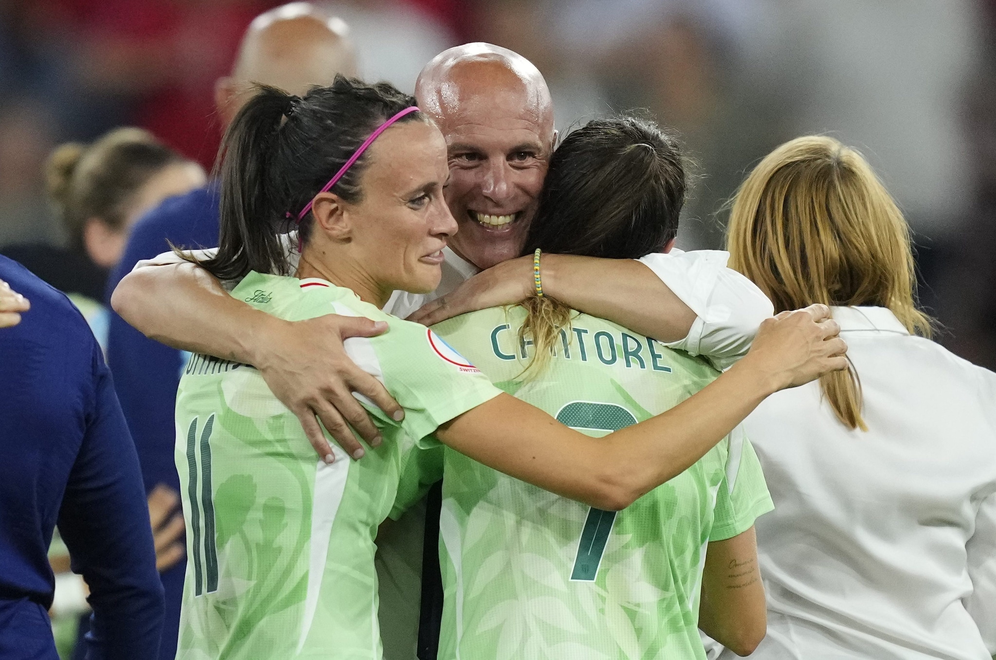 Andrea Soncin festeggia con Barbara Bonansea e Sofia Cantore dopo la vittoria dell’Italia sulla Norvegia