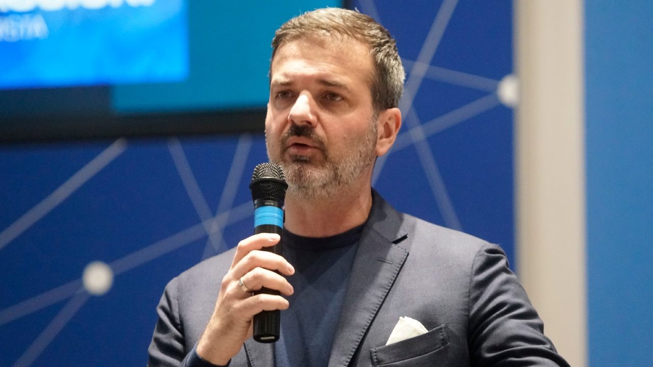 Andrea Stramaccioni eroico: si getta in mare e salva due ragazze che stavano annegando