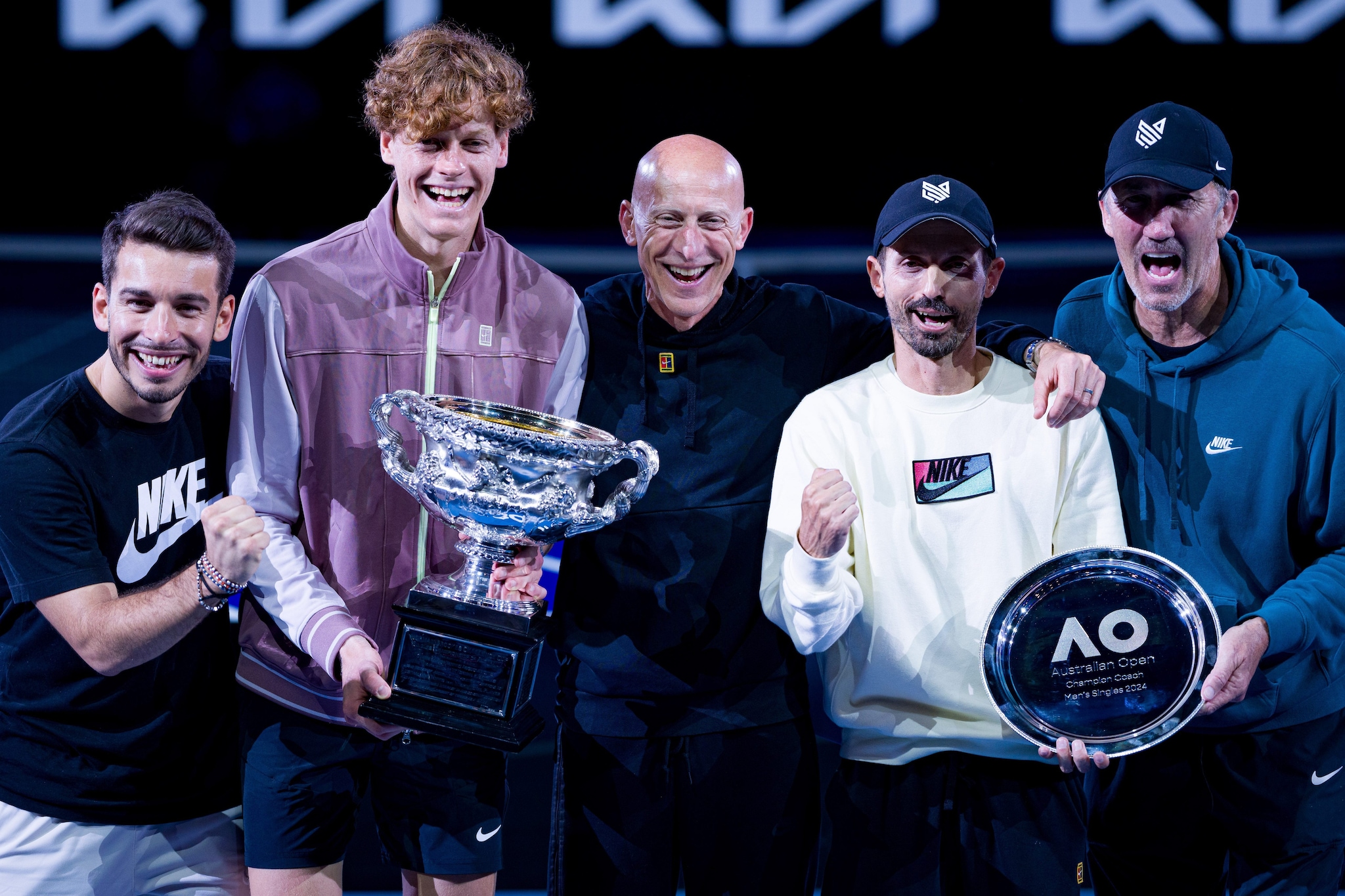 Giacomo Naldi con Jannik Sinner e il resto della squadra dopo la vittoria all’Australian Open del 2024