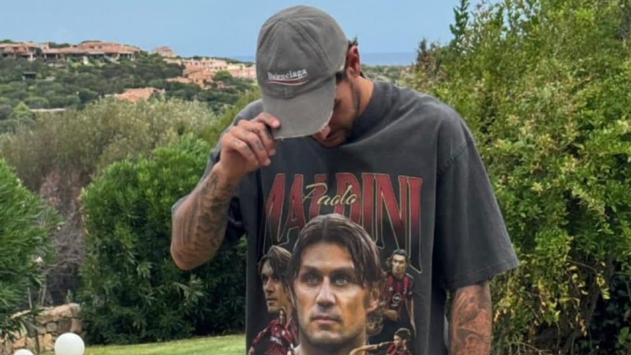 Theo Hernandez pubblica una foto con una maglia dedicata a Maldini: nuova bordata al Milan