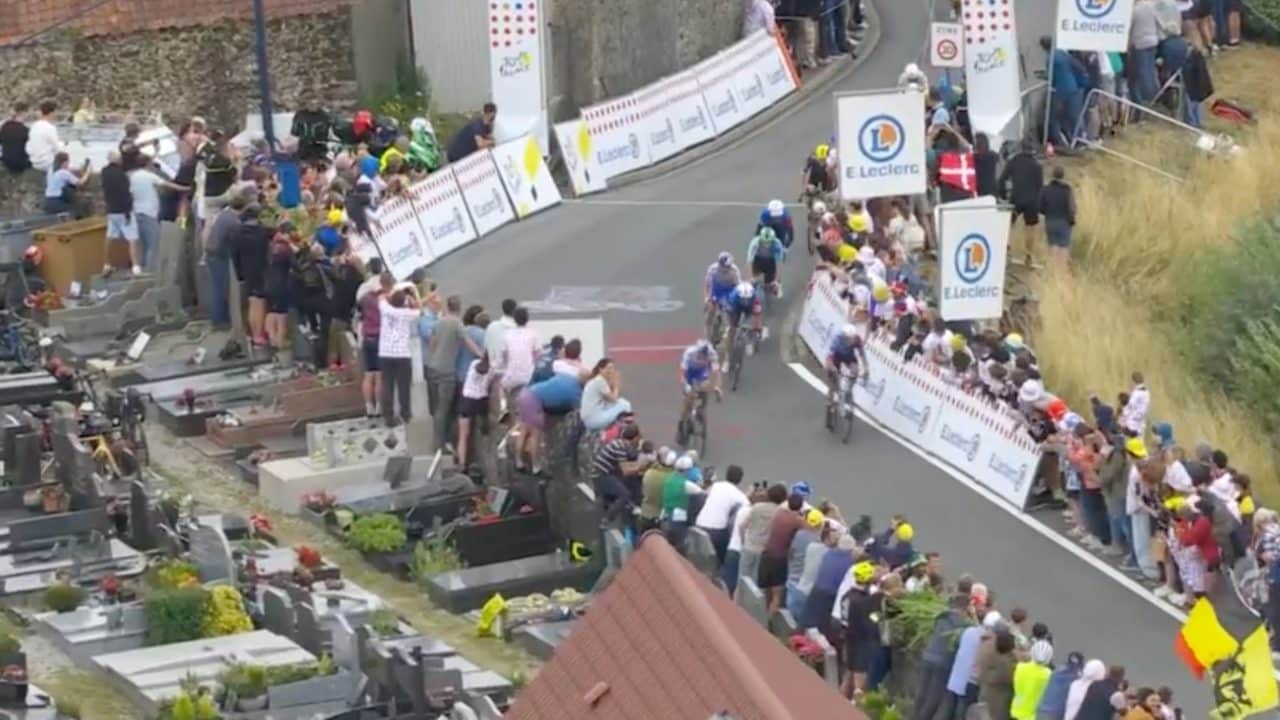 Tifosi in piedi sulle tombe durante il Tour de France: invaso un cimitero per un posto in prima fila