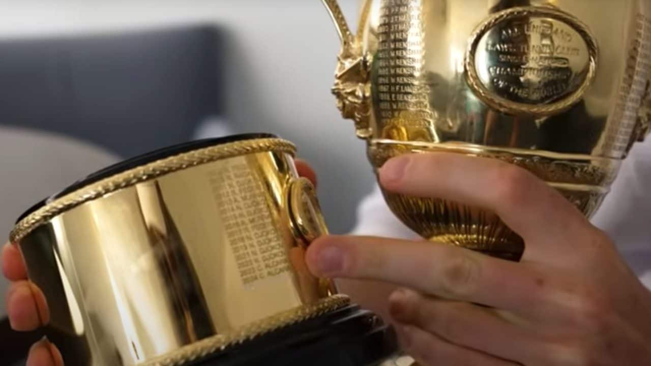 Sinner mostra le due metà del trofeo, nella base ci sono i nomi dei vincitori dell’era moderna: dal 2009 in poi.