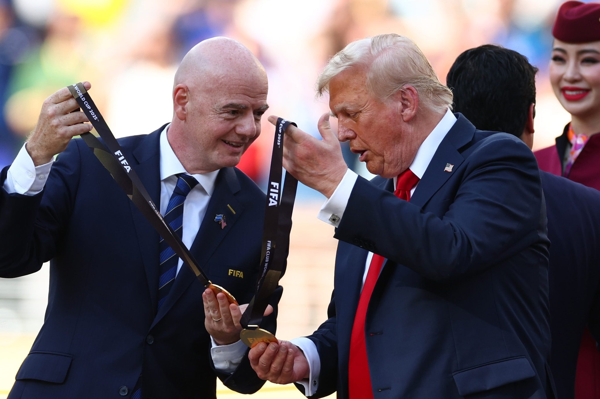 Donald Trump col presidente della FIFA Gianni Infantino e le medaglie per i vincitori del Mondiale per Club