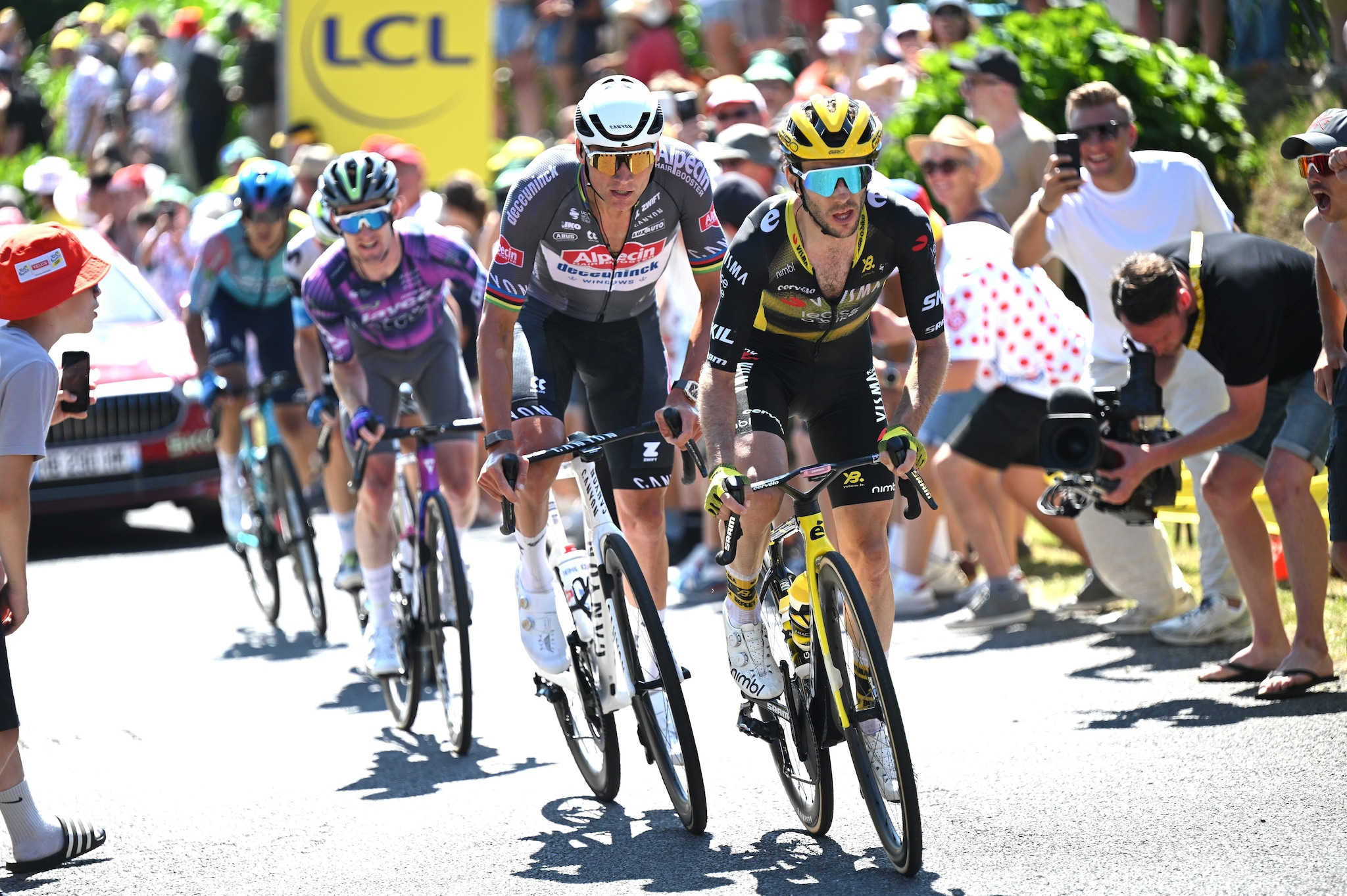 Van der Poel è la nuova maglia gialla del Tour: Pogacar beffato soltanto per un secondo