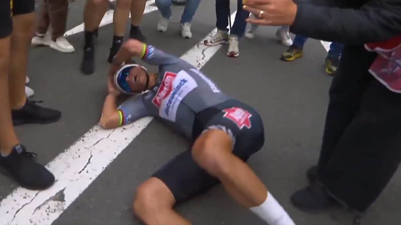 Van der Poel crolla sull'asfalto al traguardo del Tour de France: "L'abbiamo fatta davvero forte"