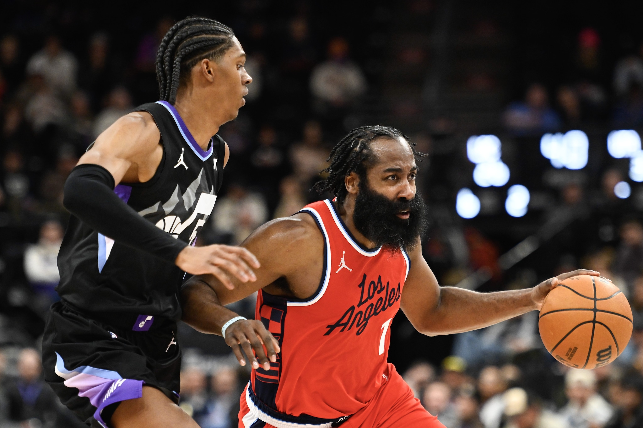 Cody Williams attaccato in palleggio da James Harden: il ’Barba’ è meno alto di lui e pesa 100 kg