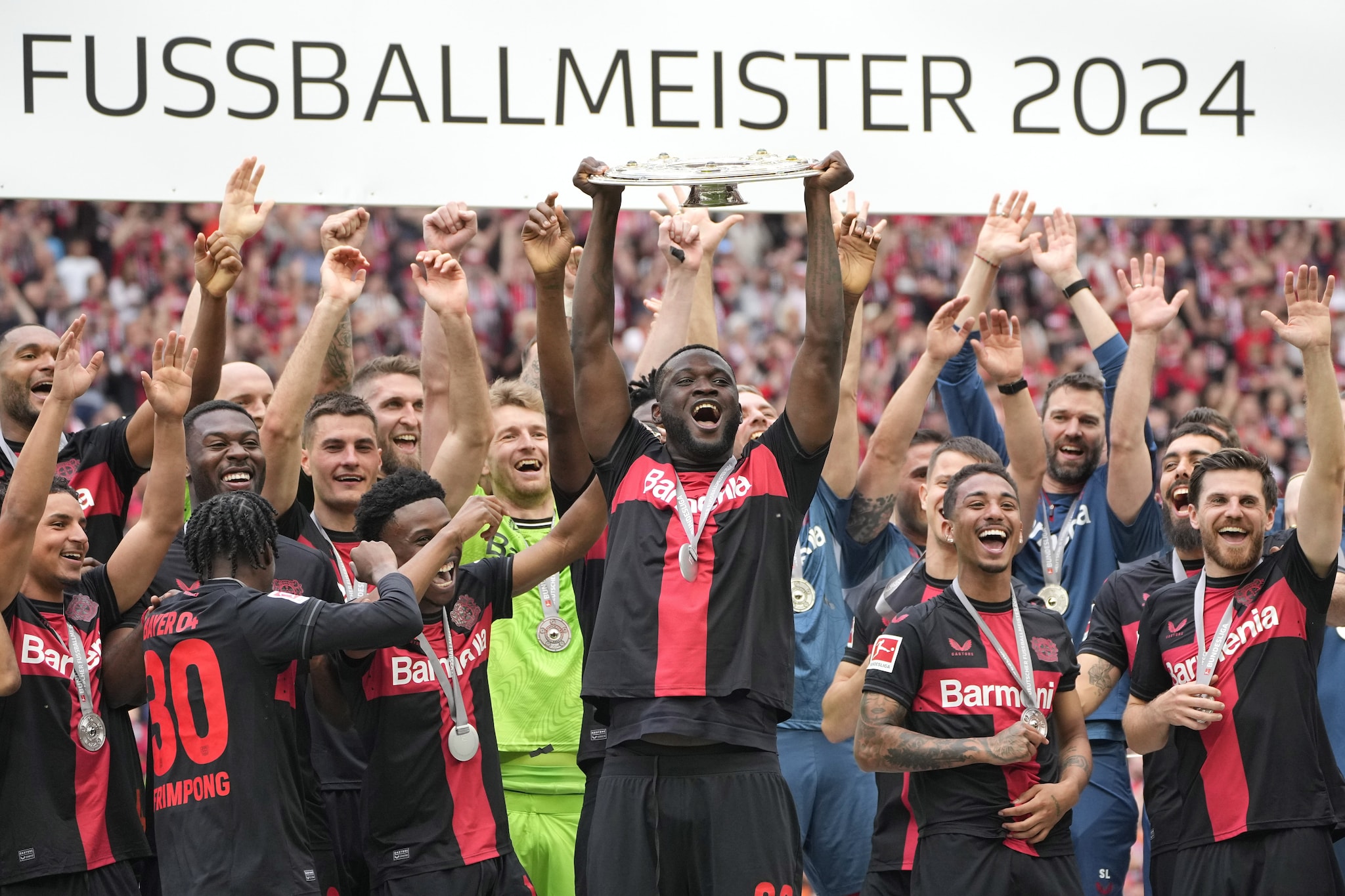 Victor Boniface alza al cielo il titolo di Bundesliga: è stato tra i protagonisti del Leverkusen di Xabi Alonso