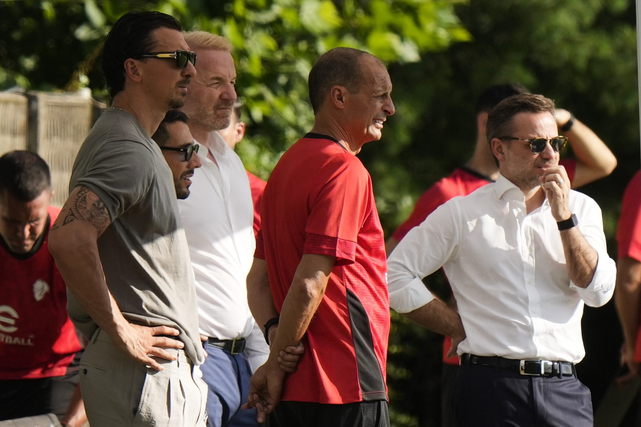 Max Allegri al suo primo allenamento col Milan, al cospetto di tutta la dirigenza rossonera