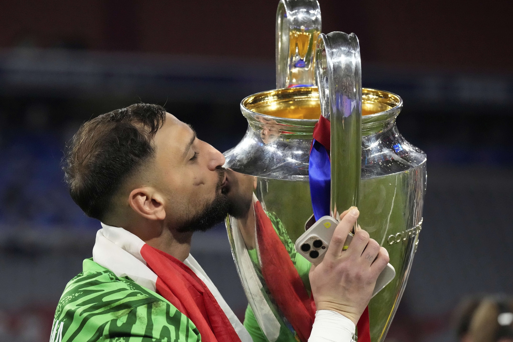 Gigio Donnarumma bacia la Champions League: i trionfi con il PSG gli hanno garantito anche la candidatura al prossimo Pallone d’Oro