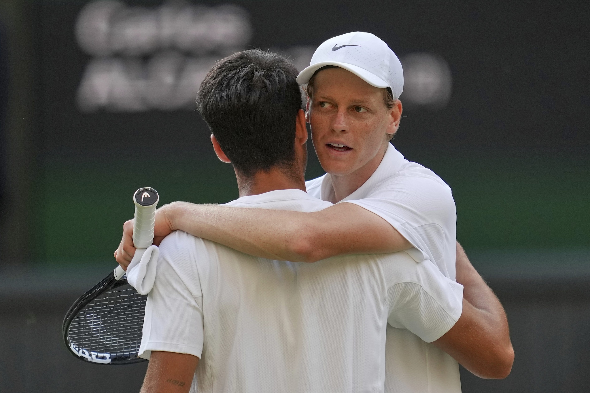 Sinner abbraccia Alcaraz: anche agli US Open sono loro due gli attesi finalisti