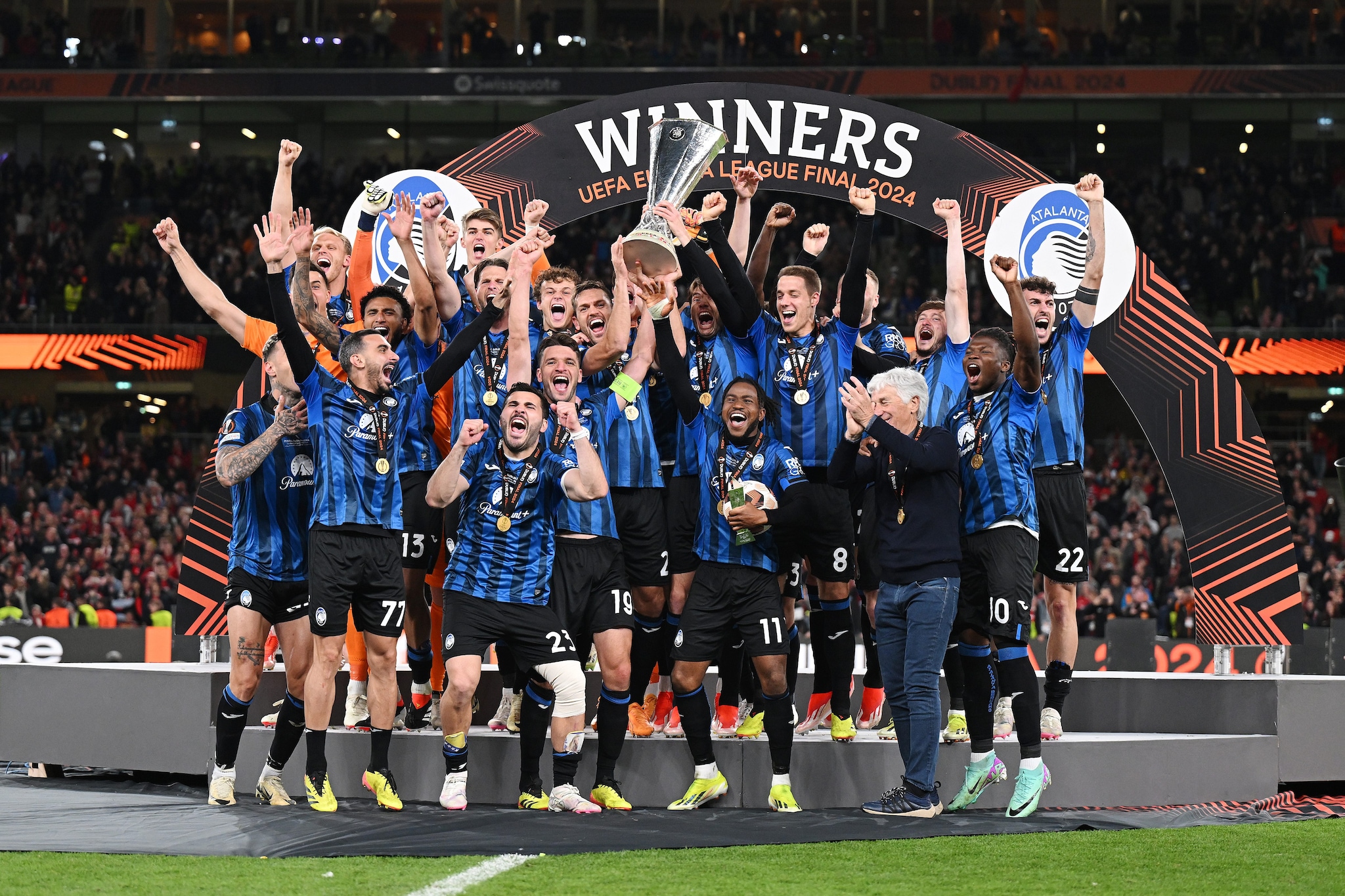 Djimsiti capitano alza la coppa con De Roon e Toloi alle sue spalle.
