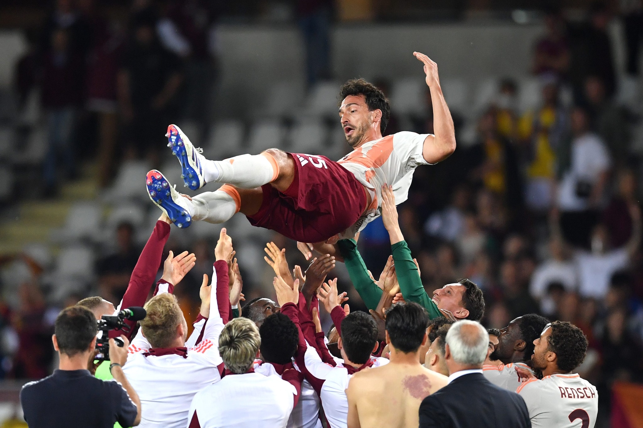 L’omaggio della Roma dopo l’ultima partita giocata da Hummels con la Roma.