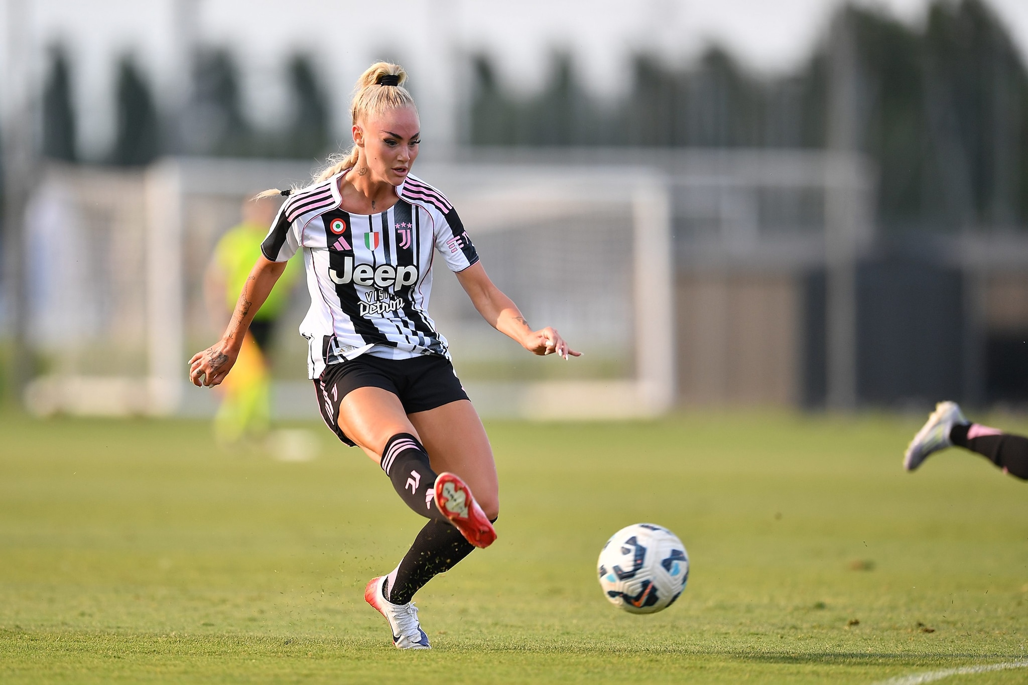 Alisha Lehmann in azione con la maglia della Juventus.