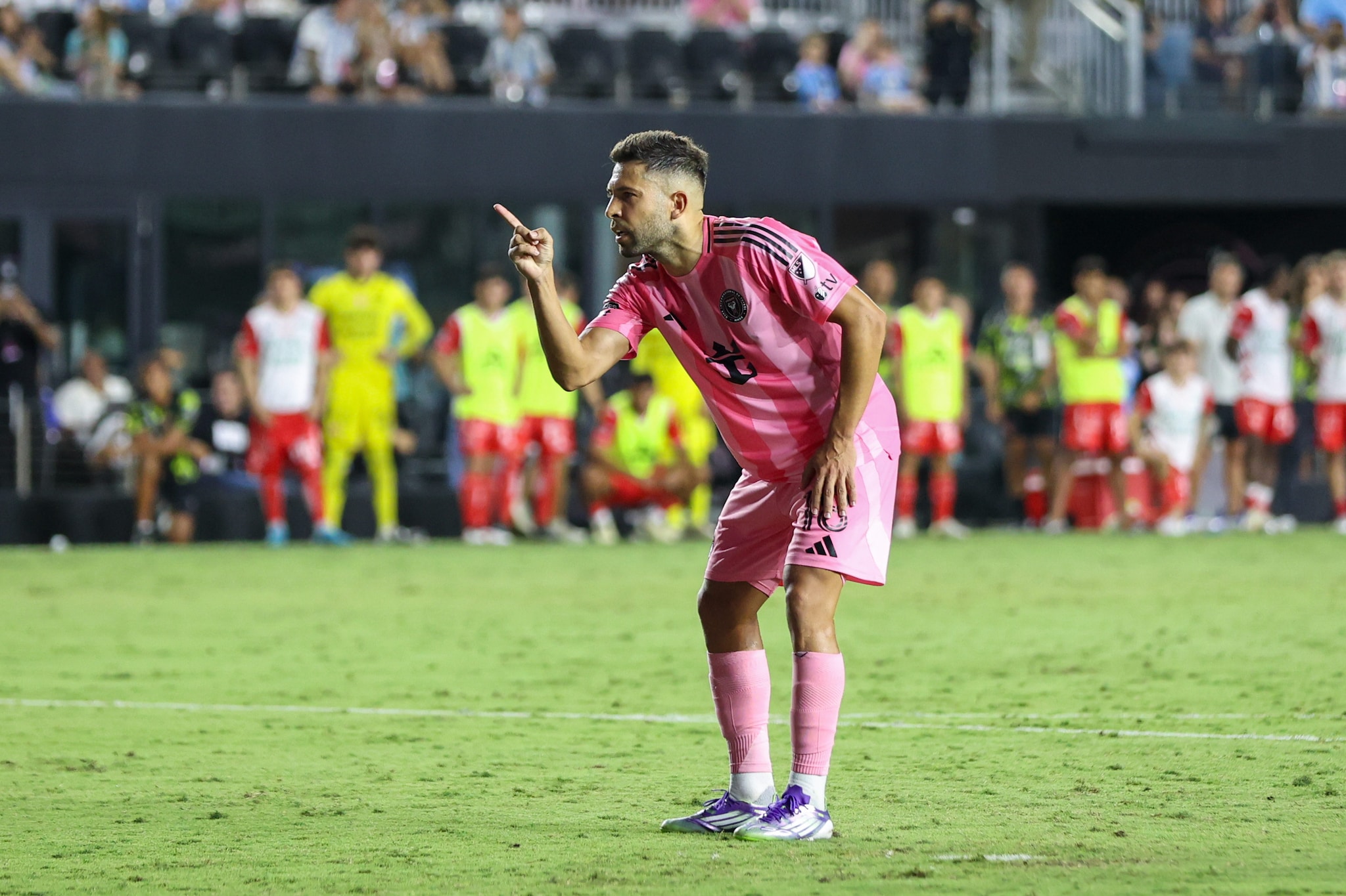 Jordi Alba sfotte il portiere avversario.