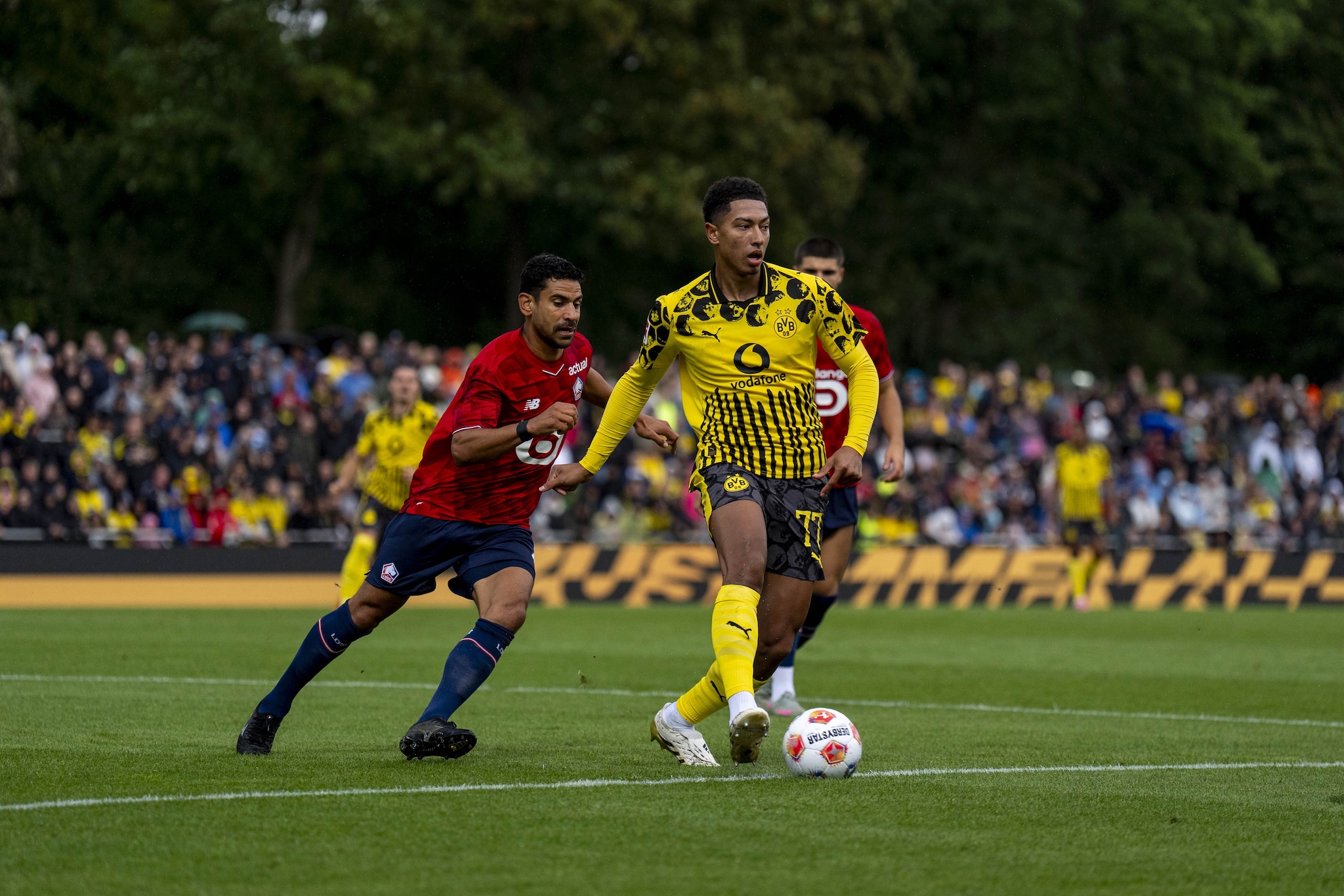 Jobe Bellingham in azione con la maglia del Borussia Dortmund.