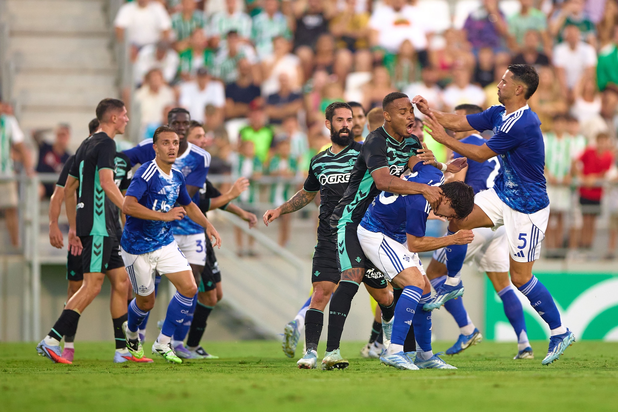Uno dei momenti della rissa tra Como e Betis.
