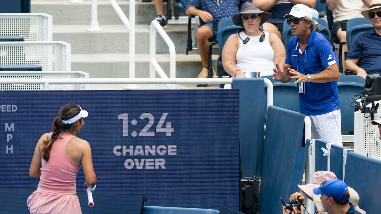 Raducanu richiamata dall’arbitro a Cincinnati: contro Sabalenka scopre una regola che non conosceva